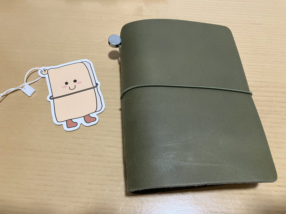 iamt2_k's tweet photo. トラベラーズノート…もどきを買いました。Amazonで買えるCollasaroというブランド。

本家も近いうちに買うことになるかもだけど、ゴム留めの位置がちょっと気になってて。メモを持ち歩く習慣をつけたくて、まずはジェネリックを買ってみた

#トラベラーズノート
#collasaro https://t.co/wsHV09YGOn