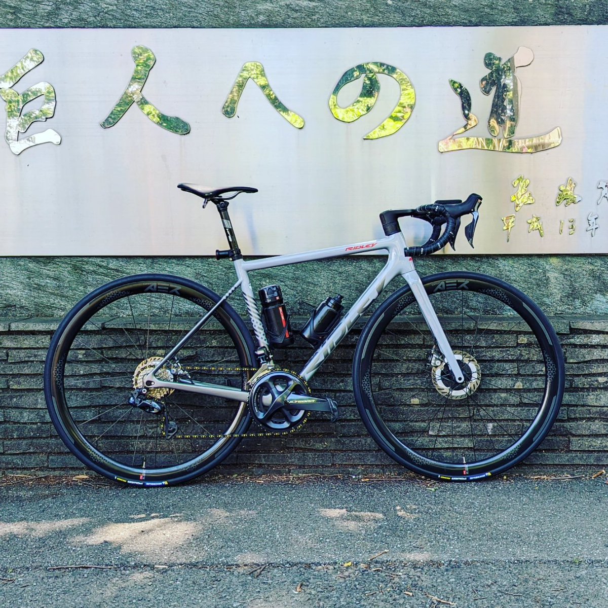nor_cola's tweet photo. Ridley Helium SLX Disc。コイツで富士ヒルを頑張ります!
#roadbike #ridley #ridleyhelium #ridleyheliumslx #ridleybikes #forza #fizik #selleitalia #fsa #growtac #oneaer #michelin #cyclami #look #wishbone #kmc #recmount #garmin #ravemen #stages #shimano #tripeak #自転車屋POP https://t.co/KAREHGhy68
