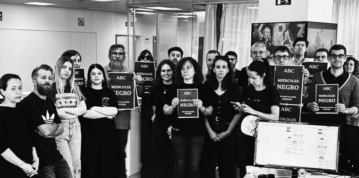 ComiteABC's tweet photo. Los trabajadores de ABC se suma a los #MiércolesNegros por una #SubidaSalarialYa y por un #TrabajoDigno.
#ABCenNegro
@comite_elpais @Comite_ELMUNDO @MarcaComite @mediosfscccoo @FesmcUGTMadrid https://t.co/GZkFnIvSHf