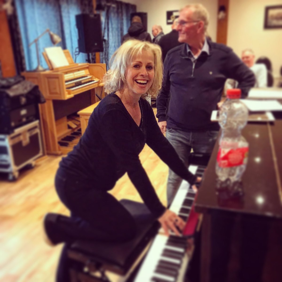 UrkerZanger's tweet photo. Omdat Jacob Schenk andere verplichtingen had, was Barbara Lok deze week zijn vervangster als #dirigent op onze #repetitie! Wat hebben we #gezongen!
Voor het eerst in onze 55-jarige #geschiedenis hadden we een vrouwelijke muzikale leidster!
#mannenkoor #UrkerZangers #Urk https://t.co/3eUVF22ETK