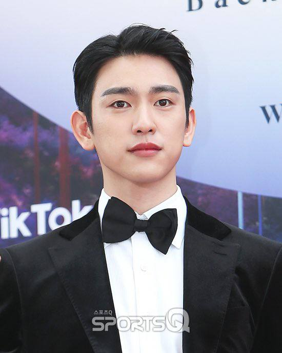 PO7SON's tweet photo. ‹ 𝗥𝗲𝗱𝗖𝗮𝗿𝗽𝗲𝘁 › ⠀ @JY49P in ‘59th Baeksang Awards https://t.co/Gw1f0zlz1B