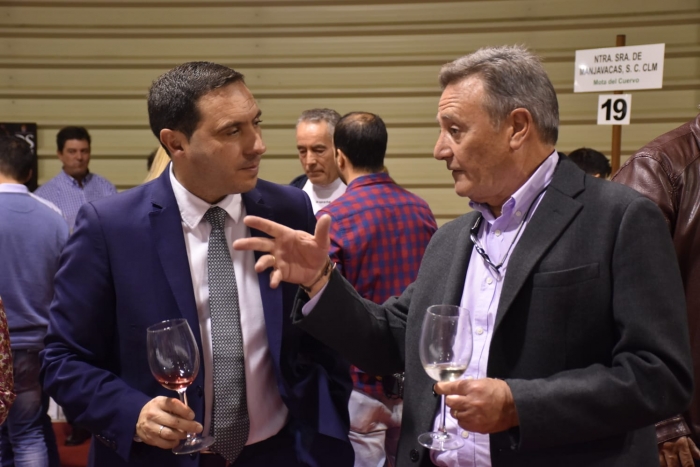 vinetur's tweet photo. El Concurso de Vinos de Cuenca vuelve con fuerza en su XXIX edición dentro de FERACAM: Con 151 vinos participantes y 31 empresas, el certamen celebra su resurgimiento post-pandemia y se integra en la Feria Regional de Alimentación de Castilla-La Mancha. https://t.co/SqtO2y4eX0 https://t.co/osFyvCKEmE