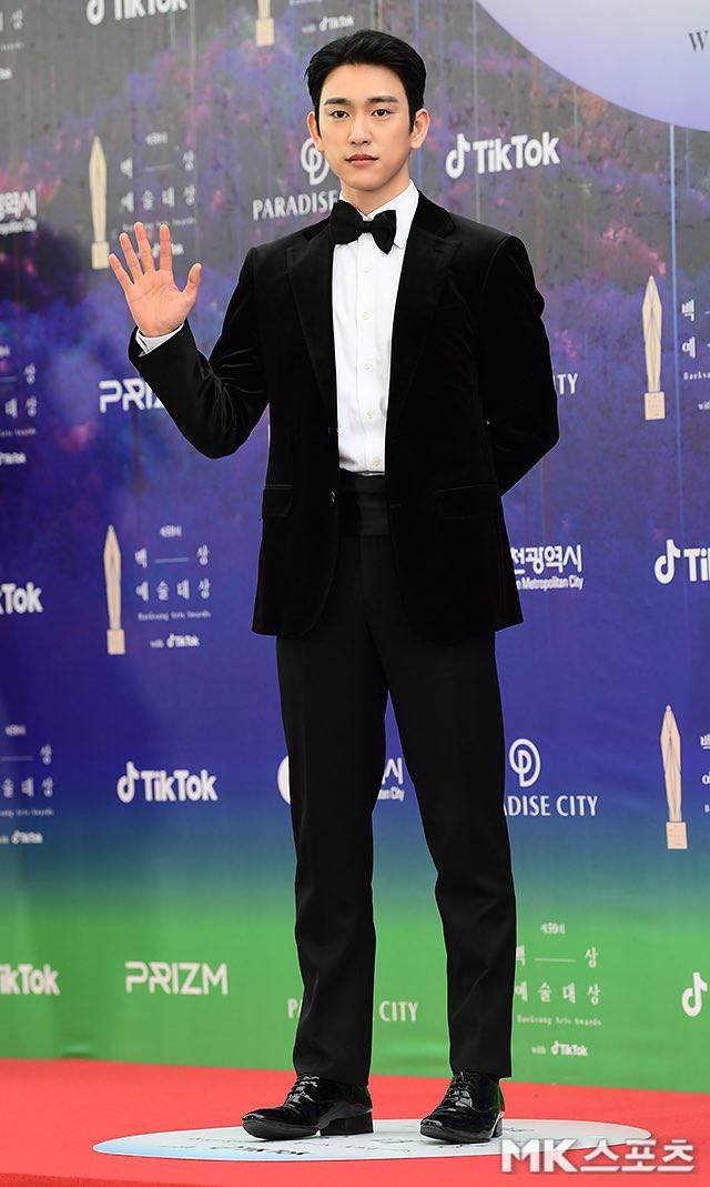 PO7SON's tweet photo. ‹ 𝗥𝗲𝗱𝗖𝗮𝗿𝗽𝗲𝘁 › ⠀ @JY49P in ‘59th Baeksang Awards https://t.co/Gw1f0zlz1B