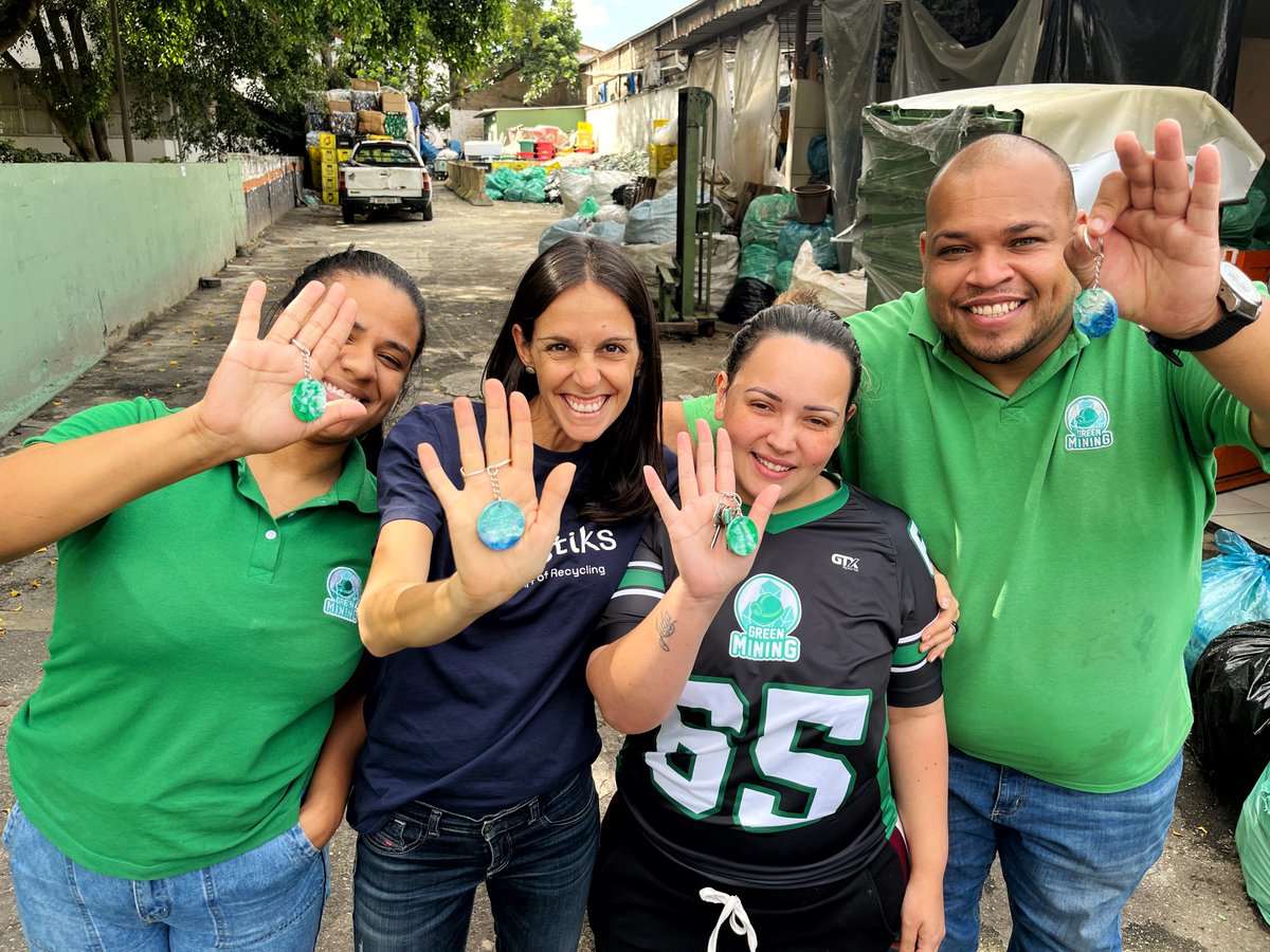 Plastiks_io's tweet photo. Recently team #Plastiks paid a visit to @greenmining2, the recovery project we work with in #Brazil. ☺️

It was so lovely to meet the team and understand the processes behind the recovery and recycling of #plastic. @Feraccorsi @Rodrigo18589415 

More to come! #recycling #team #PlasticPollution
