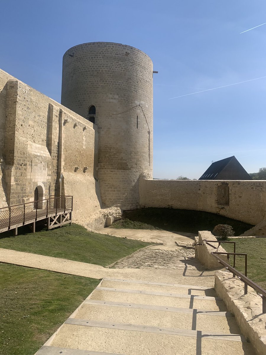 Et voilà ! La Tour du Prisonnier, débarrassée de ses échafaudages et magnifiquement restaurée, se dresse avec toute sa beauté dans la Barbacane.
On adore !❤️
#Patrimoine <a href="/GisorsOfficiel/">Ville de Gisors</a> <a href="/Jose_CERQUEIRA_/">José CERQUEIRA</a> <a href="/AlexRassaert/">Alexandre Rassaërt</a>