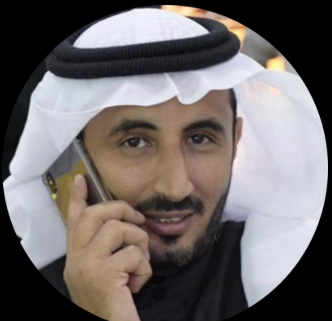 essa5239's tweet photo. رحيل تِلو آخر | 🍂

قبل فترة ليست بالبعيدة ؛ هذا  الرجل الشيخ الشهم الصبور محمد الجرعي ؛ التقطت لهو هذا الفيديو يرافقه ابنه عبدالله ، الذي كان يسنده في جلوسه و وقوفه أثناء الحضور والتكريم ؛ في إحدى الاحتفالات التعليمية التي أقيمت بعد فترة قصيرة من وفاة ابنه يحيى - رحمه الله - 

اليوم تلقينا خبر وفاة ابنه الآخر عبدالله الذي يظهر معه في الفيديو وهم يتلقيان الدعوات في فقيدهم 
الأول يحيى.

ليلحق عبدالله بشقيقه يحيى الجرعي ..

اللهم صبرًا وجبرًا وقوة على قلب العم محمد الجرعي.

وحُسن العزاء والاحتساب و عظيم المواساة لأهلهم وأسرتهم وذويهم ومحبيهم .

"إنا لله وإنا إليه راجعون"

هذه الدنيا رحلة …لابد من يومٍ وتنتهي.

( نسألك حسن الختام يالله )

رحمكما الله 🍃🍂

@jarei102030