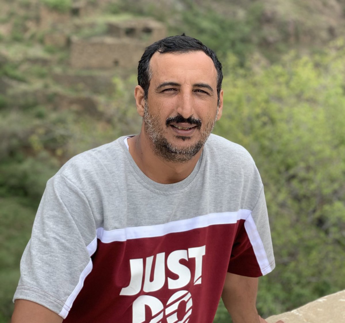 essa5239's tweet photo. رحيل تِلو آخر | 🍂

قبل فترة ليست بالبعيدة ؛ هذا  الرجل الشيخ الشهم الصبور محمد الجرعي ؛ التقطت لهو هذا الفيديو يرافقه ابنه عبدالله ، الذي كان يسنده في جلوسه و وقوفه أثناء الحضور والتكريم ؛ في إحدى الاحتفالات التعليمية التي أقيمت بعد فترة قصيرة من وفاة ابنه يحيى - رحمه الله - 

اليوم تلقينا خبر وفاة ابنه الآخر عبدالله الذي يظهر معه في الفيديو وهم يتلقيان الدعوات في فقيدهم 
الأول يحيى.

ليلحق عبدالله بشقيقه يحيى الجرعي ..

اللهم صبرًا وجبرًا وقوة على قلب العم محمد الجرعي.

وحُسن العزاء والاحتساب و عظيم المواساة لأهلهم وأسرتهم وذويهم ومحبيهم .

"إنا لله وإنا إليه راجعون"

هذه الدنيا رحلة …لابد من يومٍ وتنتهي.

( نسألك حسن الختام يالله )

رحمكما الله 🍃🍂

@jarei102030