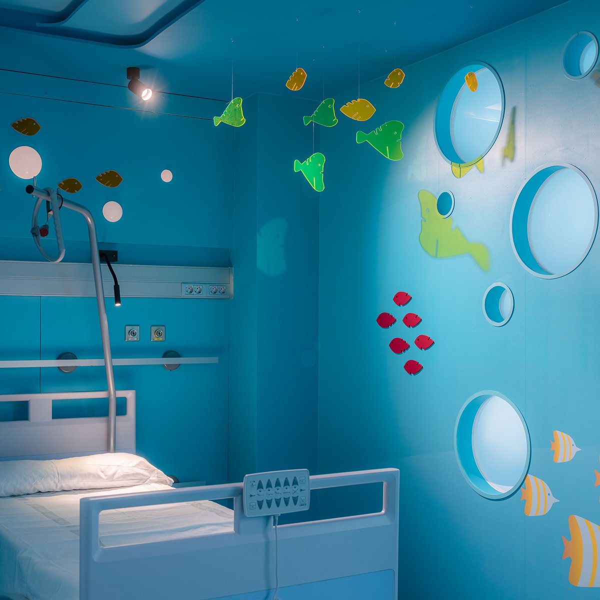 juegaterapia's tweet photo. Gracias al estudio de arquitectura RICA, hemos creado un espacio impresionante, jugando con la profundidad y el color, instalando juegos interactivos, sistemas sonoros y elementos decorativos en movimiento. ¡Un autentico reino bajo las aguas del mar! https://t.co/42dVRsNHXO