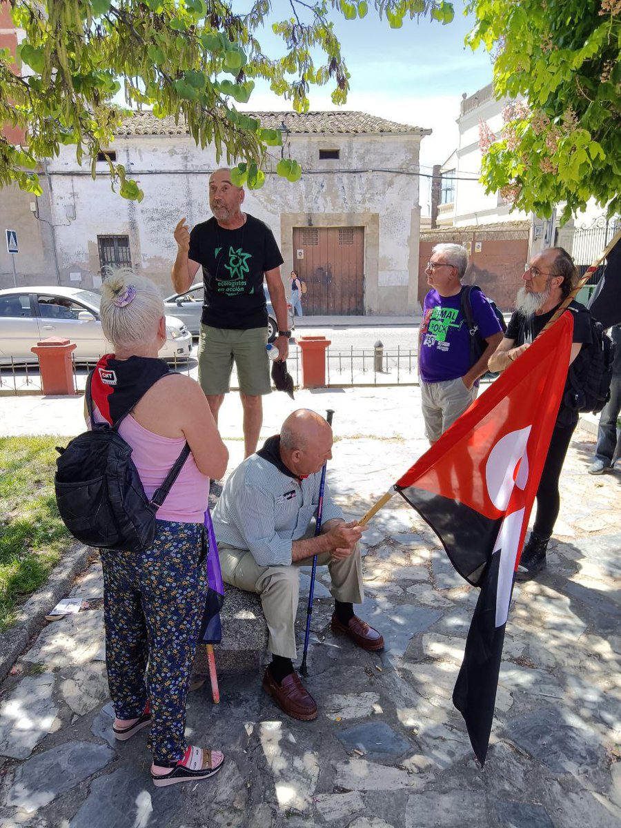 Compartimos algunas imágenes de la concentración del pasado 1º de mayo organizada por CNT Trujillo donde nuestros compañeros participaron como colectivos invitados @DehesaVilluerca @MinaCanaveralNo ✊

#EeAExtremadura
#Extremadura
#Trujillo
#dehesasyvilluercas
#NoALaMina