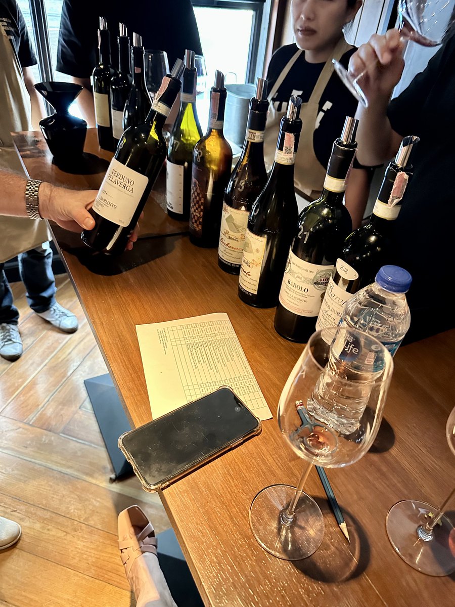alexchatcharin's tweet photo. Wine testing EP1: Uncorked Italiano 🍷🍇🍾
🙏🏻 ขอบคุณพี่ยุ้ย พี่ฟี่ น้องแนท น้องเอย ที่ชวนมาทำอะไรสนุกๆ เป็นสิ่งที่พวกเราชอบมาก คอร์สนี้เปิดโลกมาก 
.
มีไวน์ลิสท์ของ winery ต่างๆ ในอิตาลีถึง 22 ขวด 
#winetesting #wine #italiano #alexchatcharin #ความสุขของอเล็กซ์ https://t.co/m7uk6dKBRp