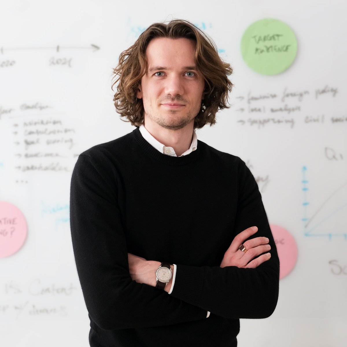 GPPi's tweet photo. 👋Say hi to @heissjl! 

Julian is a research associate working on forecasting methods for crisis prevention.

Fun facts: He's a trained physicist &amp; his favorite 📕 is "The Making of the Atomic Bomb." He also claims to be @GoodDogWatson's #1 fan... 🐶

👉 https://t.co/xjkisLW0UX https://t.co/an9Z96e3wY