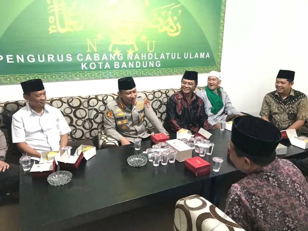 aa_rozak's tweet photo. Kunjungan silaturahim Kapolretabes bandung Kombespol Budi Sartono di kantor PCNU Kota Bandung https://t.co/E8PLMtvkip