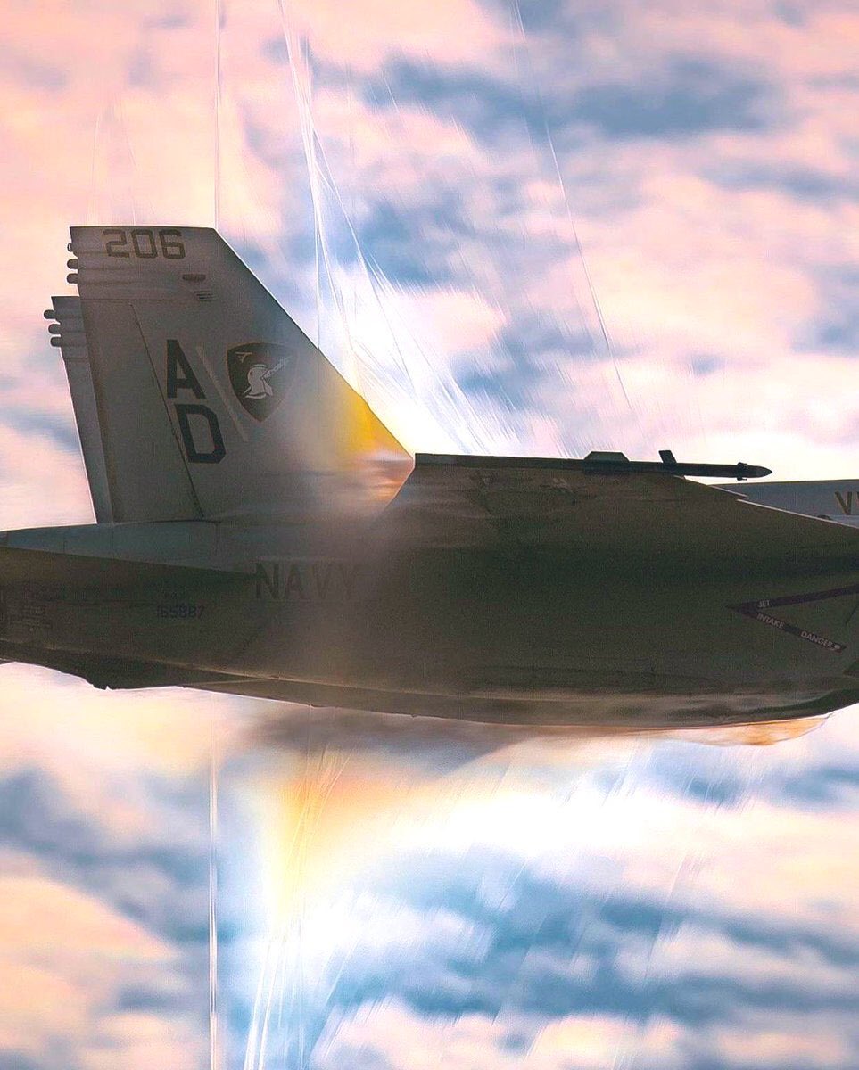midpatkey's tweet image. Avion de chasse de la marine photographié en train de franchir le mur du son.