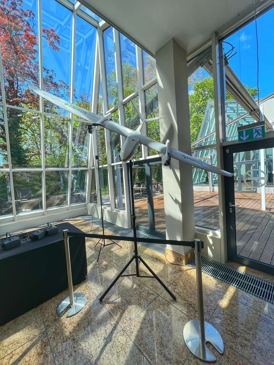 Heute fliegen wir auf einem Kongress, aber erst einmal nur virtuell mit #VR-Brille. Hier laden wir unsere Gäste ein, mit uns um die ganze Welt zu fliegen. Die Fliegerei ist für uns eben nicht nur ein Element in unserer komplexen Logistik, es ist auch Leidenschaft. #drohne #bvlos