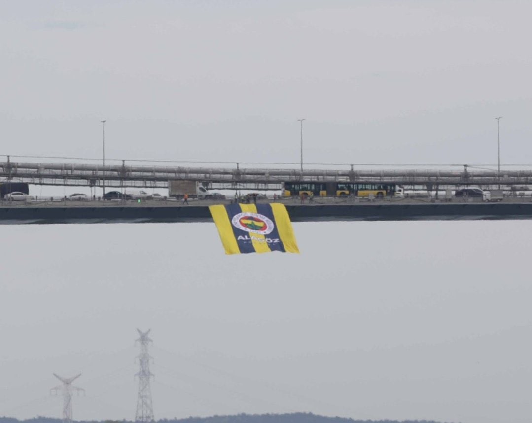 boğaza bayrağımız asılmış…şu asalete şu renklerin duruşuna şu heybete bak ayetullah babaya kurban alemin sefiri ag