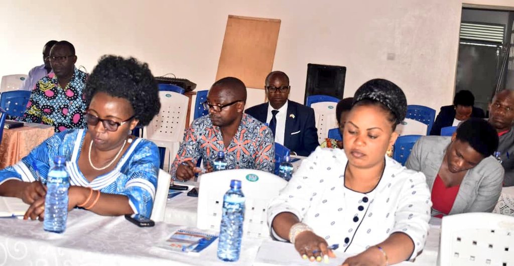 ABPInfos's tweet photo. 1/2 #Burundi L'autorité de Régulation des secteurs de l'Eau potable et de L'Énergie (#AREEN), organise ce mercredi en @BubanzaProvince, un atelier d'échanges sur la gestion des services publics d'eau potable et d'électricité. https://t.co/WlEI1ojGaN