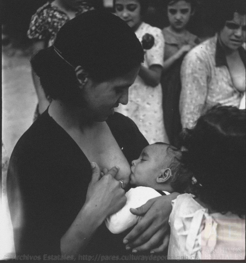 💐Celebramos el #DiaDeLaMadre con una tierna instantánea📸de una mujer amamantando a un niño en un centro de acogida para mujeres embarazadas de Madrid en Vélez Rubio (Almería) (1937-38).

ℹ️ Fondo fotográfico de #KatiHorna #CDMH #PARES👇

pares.mcu.es/ParesBusquedas…

@culturagob