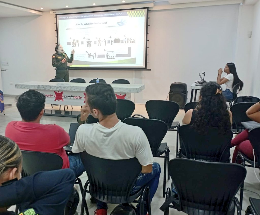 PoliciaNteSder's tweet photo. Nuestro personal de @DDHHPoliciaCol #NorteDeSantander realizó interlocución con nuestros líderes juveniles 📚 efectuando nuestro despliegue de la actuación y atención policial para poblaciones vulnerables bajo la Estrategia #ESPOV https://t.co/UmF3XpJAKJ