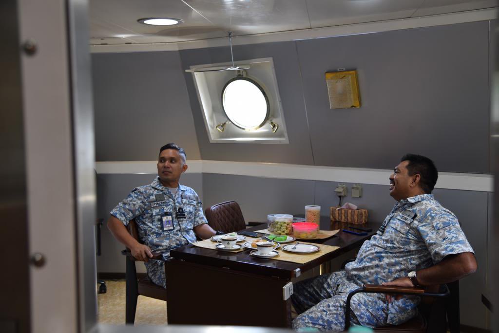 LMS_113's tweet photo. “Courtesy is as much a mark of a gentleman as courage”
03 Mei 2023 - Pegawai Memerintah KD BADIK telah melaksanakan Kunjungan Hormat ke atas Pegawai Memerintah KD KEDAH, Kdr Abdul Hadi bin Hj Abd Rahman TLDM pada harini.
@tldm_rasmi
@MPA_Timur
#kdbadik113
#devotedtoexcellent https://t.co/Aa4GwEFuMR