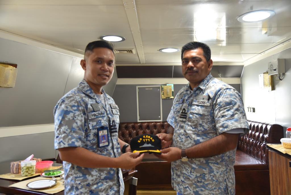 LMS_113's tweet photo. “Courtesy is as much a mark of a gentleman as courage”
03 Mei 2023 - Pegawai Memerintah KD BADIK telah melaksanakan Kunjungan Hormat ke atas Pegawai Memerintah KD KEDAH, Kdr Abdul Hadi bin Hj Abd Rahman TLDM pada harini.
@tldm_rasmi
@MPA_Timur
#kdbadik113
#devotedtoexcellent https://t.co/Aa4GwEFuMR
