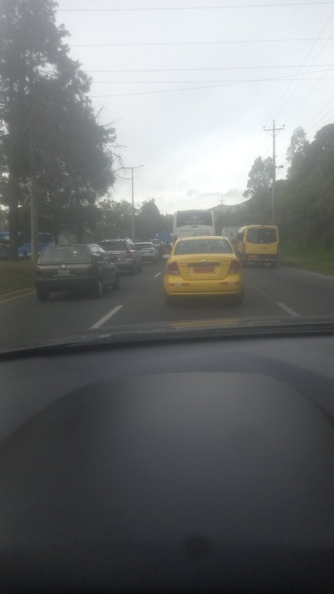 ferchoBoada's tweet photo. @AMT_Quito buen dia,fuerte congestión en la Av. Mariscal Sucre y Legarda por favor su ayuda llevo mas de 10min en el trafico https://t.co/eQF8JARyL5
