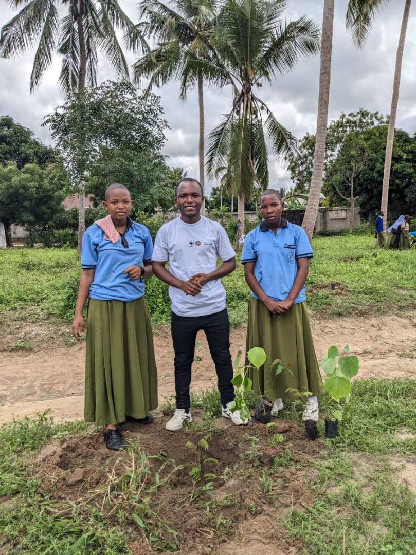 Tree planting activity is a wonderful way to teach children about the importance of nature and the environment Let's inspire the next generation to care for our planet! We joined the tree planting activity in Buyuni school #EducationForAll #ClimateAction <a href="/vanessa_vash/">Vanessa Nakate</a>
<a href="/Riseupmovt/">Rise up Movement</a>