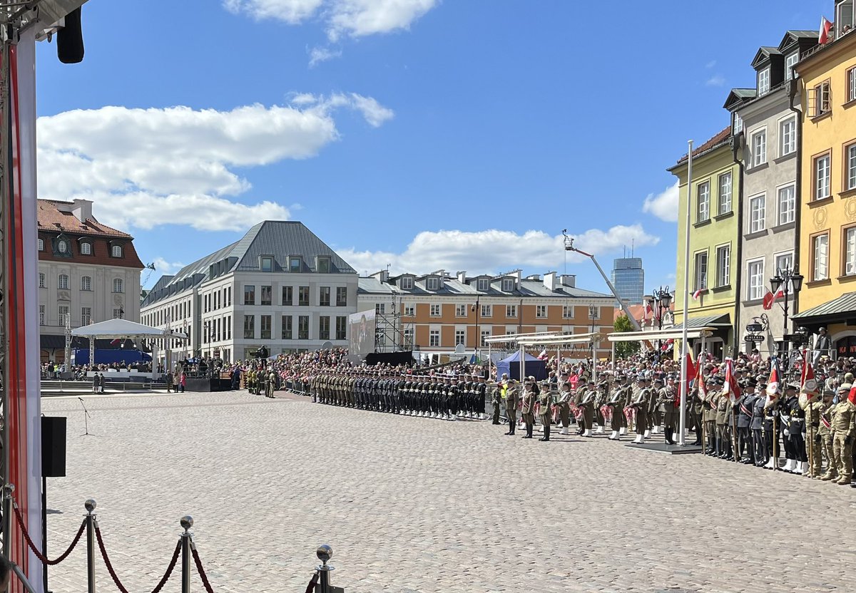 LucaFranchettiP's tweet photo. Flag raising ceremony in front of Warsaw Castle. Happy May 3rd Poland #ConstitutionDay to all my Polish friends! https://t.co/pthVqTCfCB