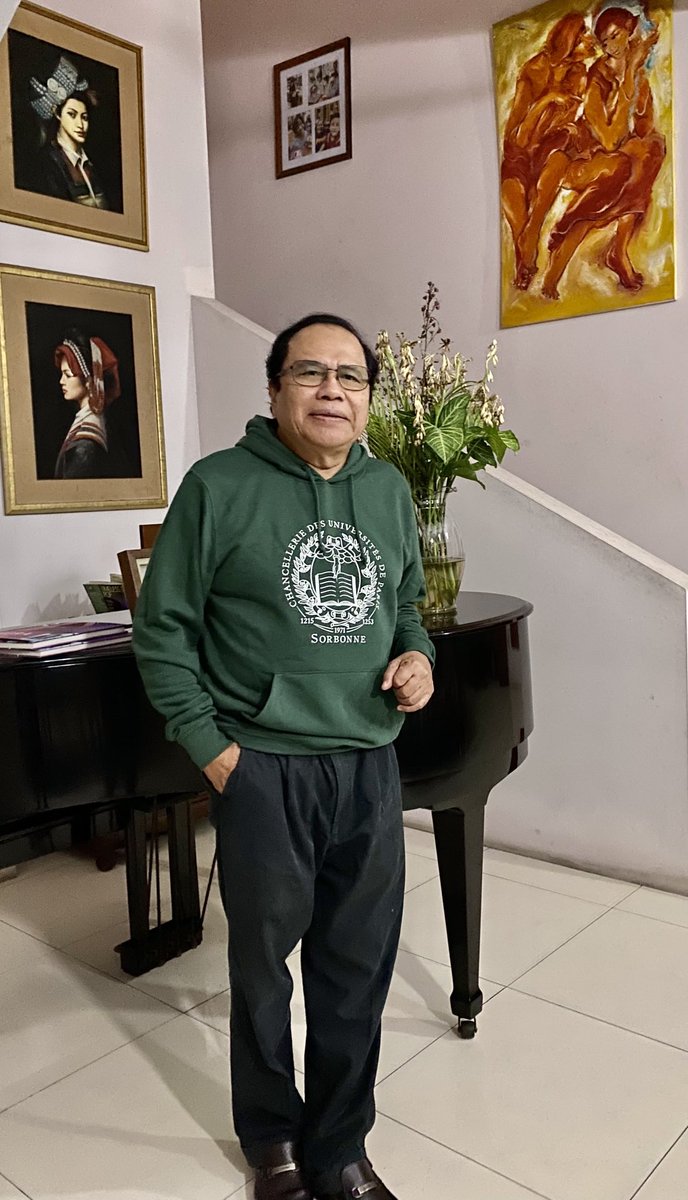 RamliRizal's tweet photo. Merasa jadi mahasiswa di Sorbonne 🙂 😄
Selalu teringat kalimat: “Noblesse Oblige”.

Yang beruntung karena memiliki kesempatan, kecerdasan dan kelebihan punya kewajiban untuk membantu memperjuangkan yang kurang beruntung. https://t.co/XadRXK9k3U
