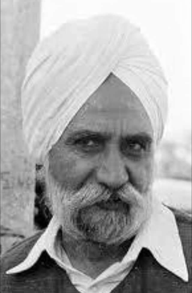 VSangtar's tweet photo. @SukhpalKhaira @BhagwantMann ਇਹ ਸਾਬਕਾ ਮੁੱਖ ਮੰਤਰੀ ਦਰਬਾਰਾ ਸਿੰਘ ਹੈ, ਜਿਸ ਨੇ ਕੁਰਸੀ ਵਾਸਤੇ ਪੰਜਾਬ ਦੇ ਪਾਣੀ ਦਾ ਕੇਸ ਸਪਰੀਮ ਕੋਰਟ ਵਿੱਚੋਂ ਵਾਪਸ ਲਿਆ ਸੀ ਖਹਿੜਾ ਸਾਬ ਮੈਂ ਤੁਹਾਨੂੰ ਪੁੱਛਣਾ ਚਾਉਣਾ ਕ ਜੇ ਤੁਸੀਂ ਆਪਣੇ ਆਪ ਨੂੰ ਇੰਨੇ ਹੀ ਪੰਜਾਬ ਦੇ ਦਰਦੀ ਮੰਨਦੇ ਹੋ ਤਾਂ ਤੁਹਾਡੀ ਕੇਹੜੀ ਵੇਲਣੇ ਵਿੱਚ ਬਾਂਹ ਆ ਗਈ ਸੀ ਤੂੰ ਆਪਣੀ ਲੜਕੀ ਦਾ ਵਿਆਹ ਇਸ ਦੇ ਸਕੇ ਪੋਤੇ ਨਾਲ ਕੀਤ https://t.co/bz3mWppgLY