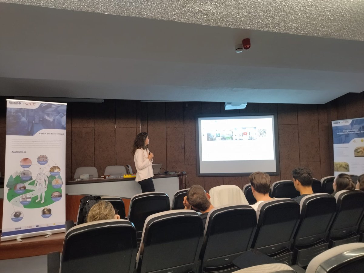 imb_cnm's tweet photo. Avui ha visitat el nostre institut l'alumnat del màster d'Enginyeria Biomèdica 🧬 de la @UniBarcelona!
La #visita ha estat realitzada 👩🔬 per Gemma Gabriel i Anton Guimerà, els dos pertanyents al @GAB_BCN
#OpenIMB 🏢 https://t.co/GTtYH7JqiP