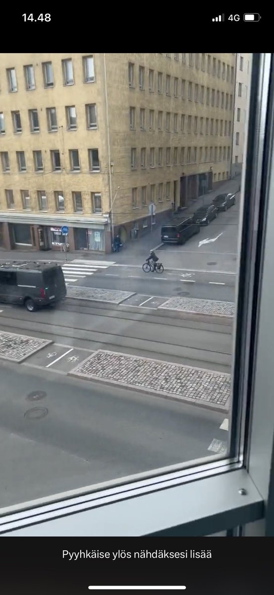 IiroVanha's tweet photo. @TuomasEnbuske @ZelenskyyUa Siinähän Zelenskyi menee pyörällä ihan muina miehinä! https://t.co/DOscw1zyEV