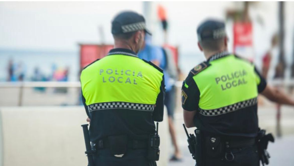 112cmadrid's tweet photo. La @ComunidadMadrid, unifica el vestuario, las identificaciones profesionales y los vehículos 🚔 de las #PolicíasLocales de la región.
+ info: https://t.co/LuFVm6o8BE
#ESICAM
#ASEM112 https://t.co/StJEyno0K7
