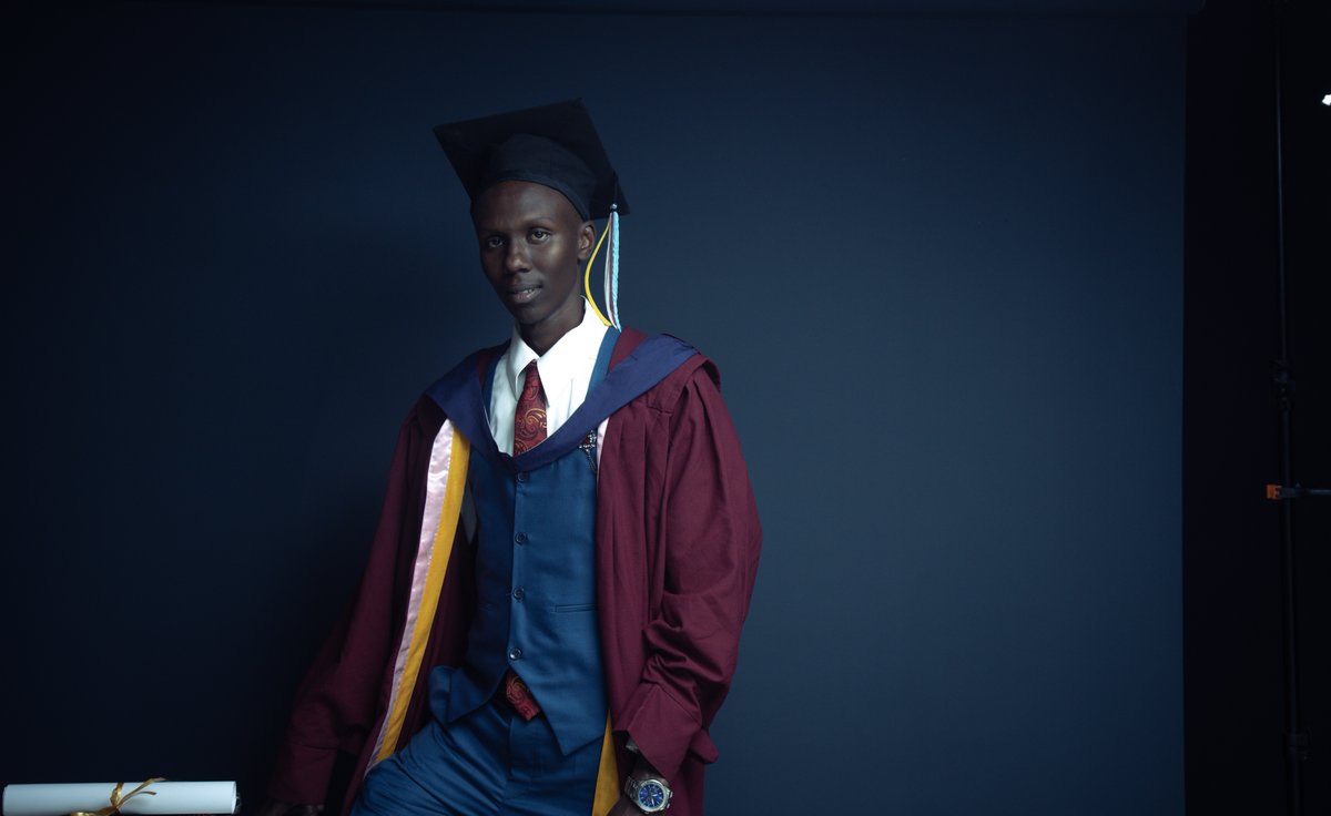 VoireVerite's tweet photo. Hey y'all, are you having your graduation soon?
Well, Joseph here did and here are some stunning portraits that I took of him at the studio
1/ https://t.co/8VCZmi0gbI
