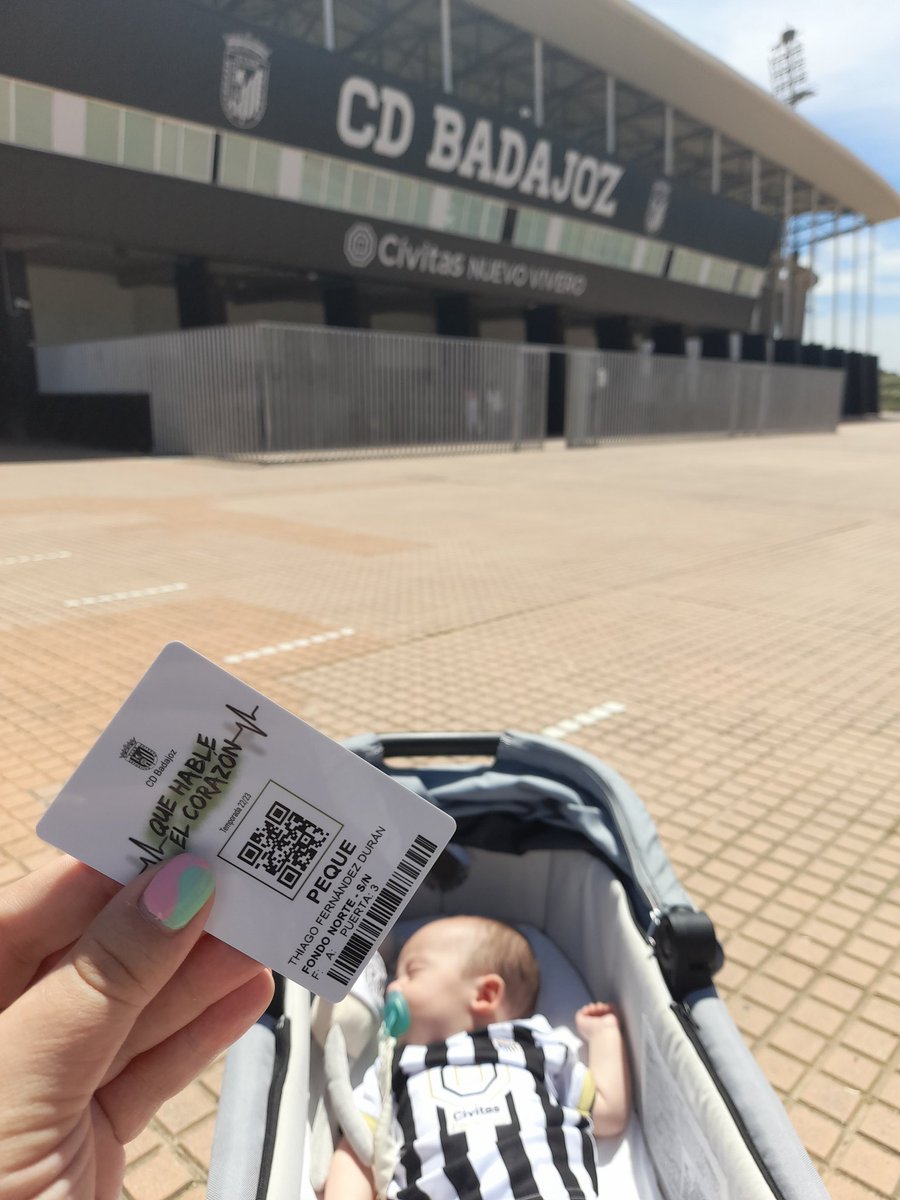AidaDuranMe's tweet photo. Espero que te lleves muchas alegrías.
Su primer abono, de muchos seguro. 
🖤🤍
@CDBadajoz https://t.co/e2pJumTSqq