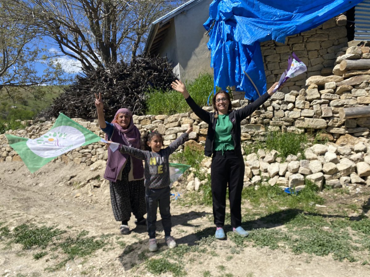 CihnAydin's tweet photo. Dersim’de seçim çalışması tüm hızıyla devam ediyor. Üç nesilin de tercihi Yeşil Sol Parti.
#YesillerSol https://t.co/U9kqSLvxEY