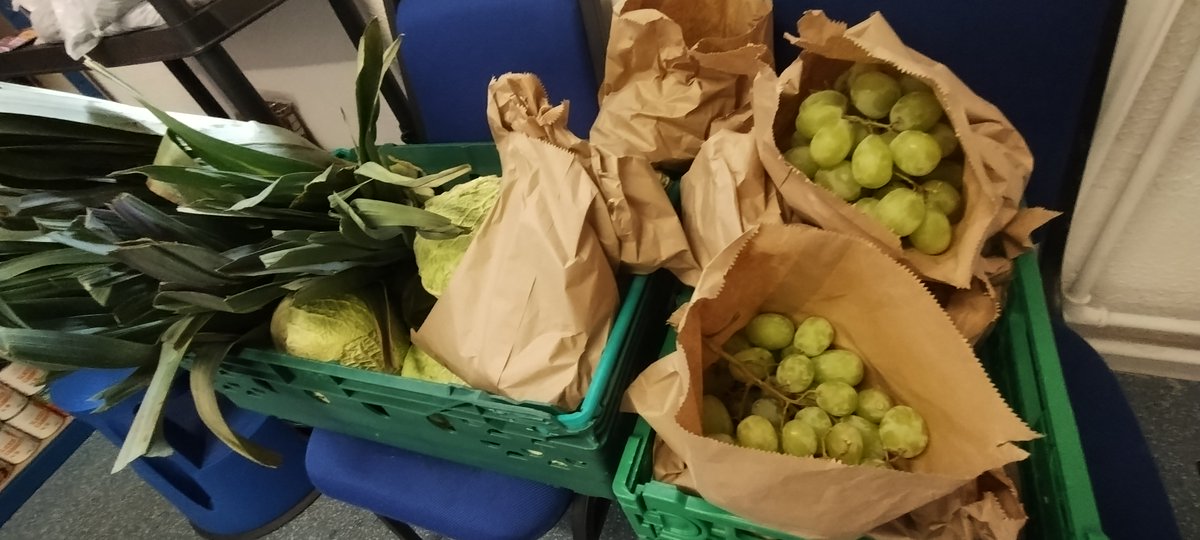 RT CastlelandBarry "Our #Foodshare service is back! Join us from 2pm onwards for free food. All you need to do is bring your own carrier bag, take a ticket and join the queue. Our warm space is also open ❤️ This week Phil from <a href="/CardiffValeCAB/">Citizens Advice Cardiff & Vale</a> is here… "