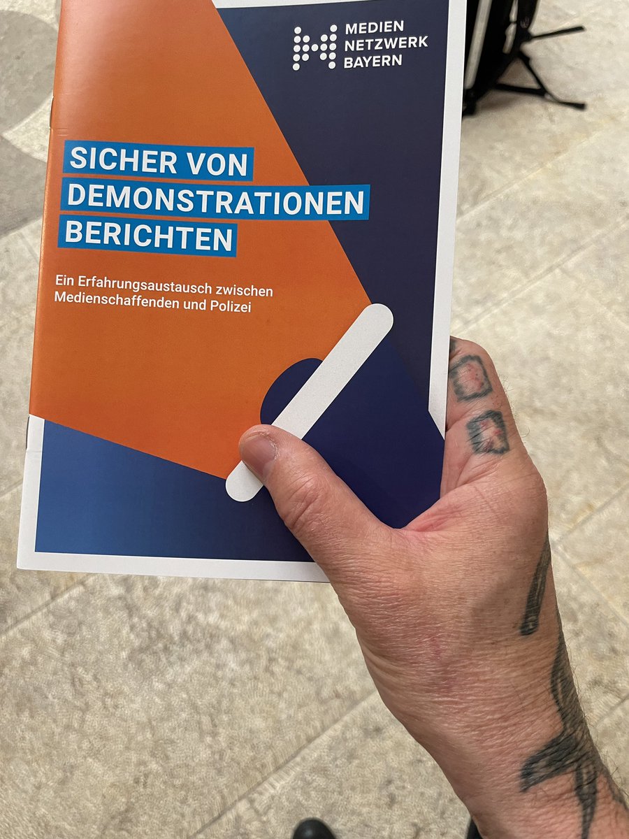 Den Bericht über den Erfahrungsaustausch zwischen Medienschaffenden und Polizei kann man beim <a href="/MediennetzwerkB/">MedienNetzwerkBayern</a> herunterladen mediennetzwerk-bayern.de/bericht-sicher…