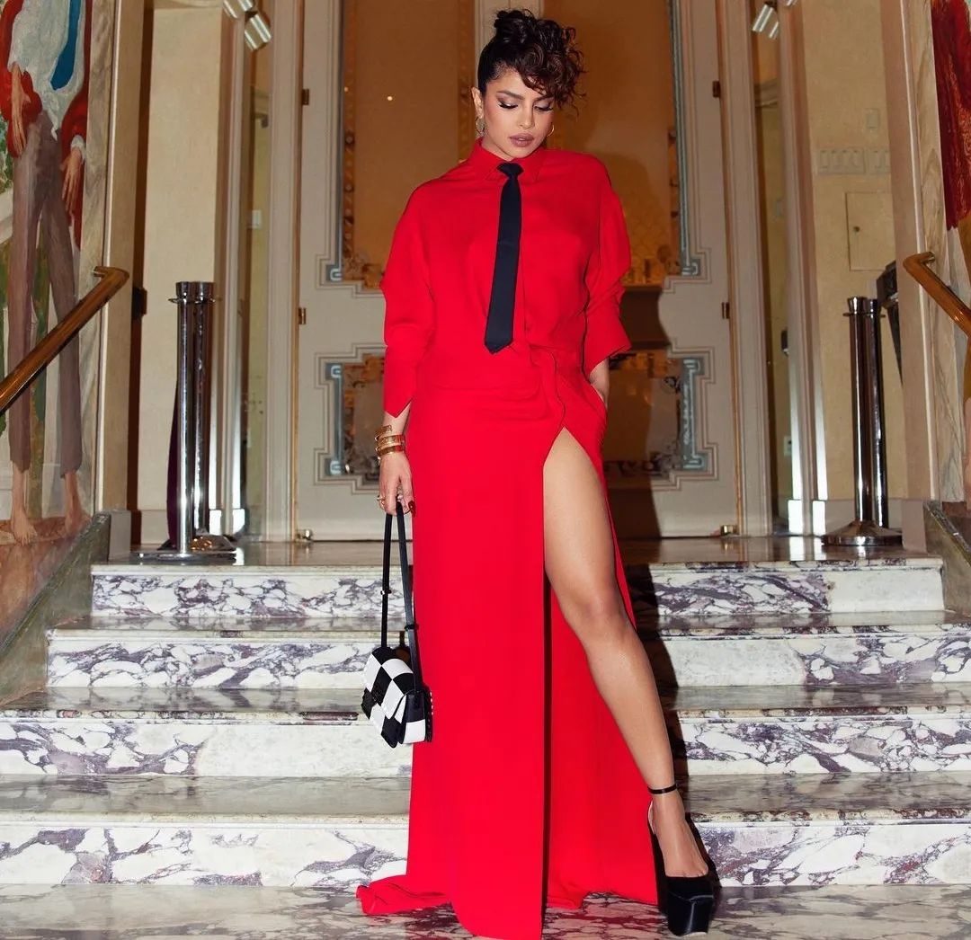 RapidLeaksIndia's tweet photo. #PriyankaChopra shares jaw-dropping photos in red and black. https://t.co/ZBPmwr6Hzx