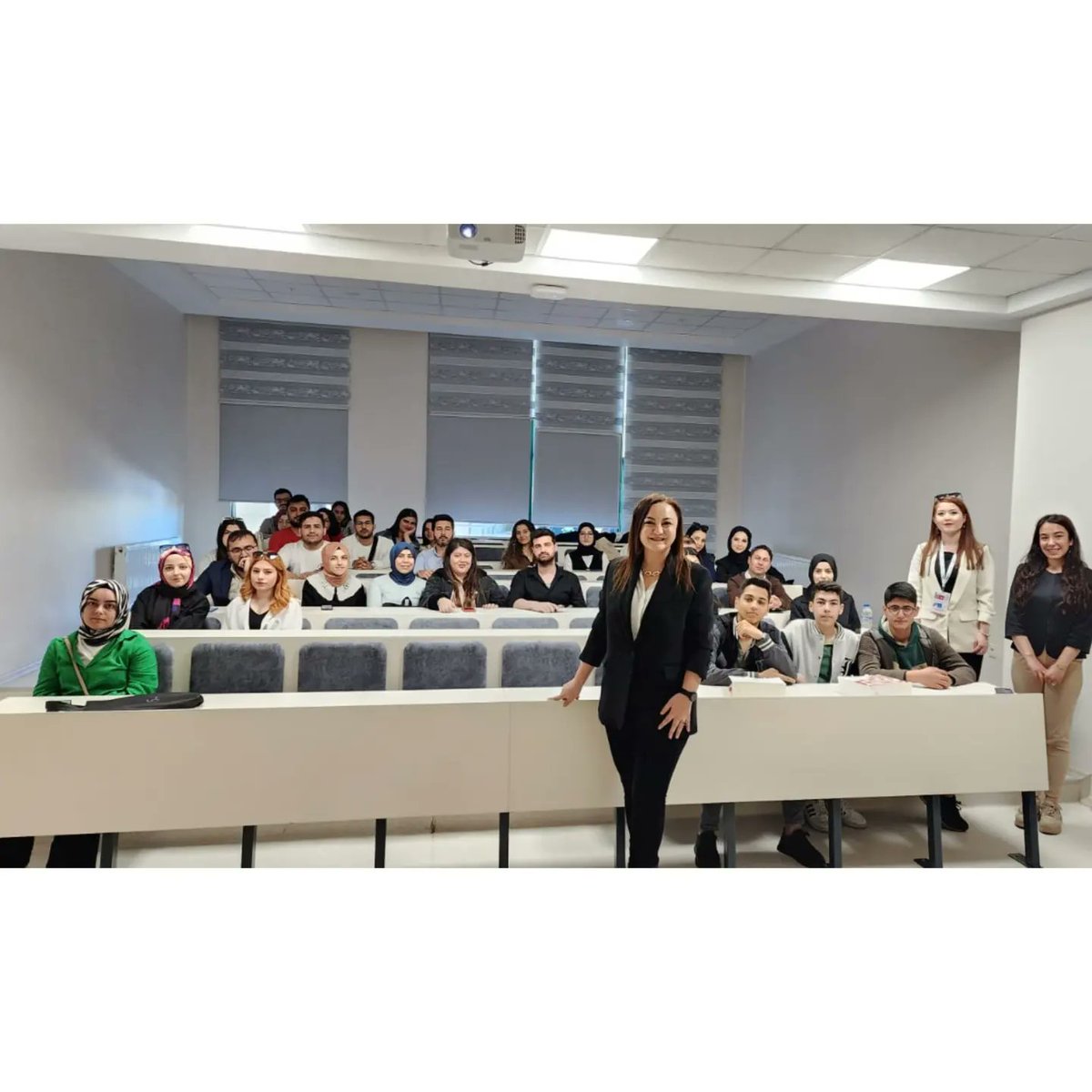 nlksoftware's tweet photo. Yönetim Kurulu Başkanımız Sayın Nalan Kurt, ''İpekyolu Kariyer Fuarı''nın konuğu olarak 'Gelişimin ve Değişimin Olmazsa Olmazı: Dijitalleşme' konusunda konuşmacı olarak yer aldı.Özellikle öğrenci arkadaşlarımızın yoğun ilgisiyle karşılaştık ve bu durum bizi çok mutlu etti🙂 https://t.co/cFXLpdf4ng