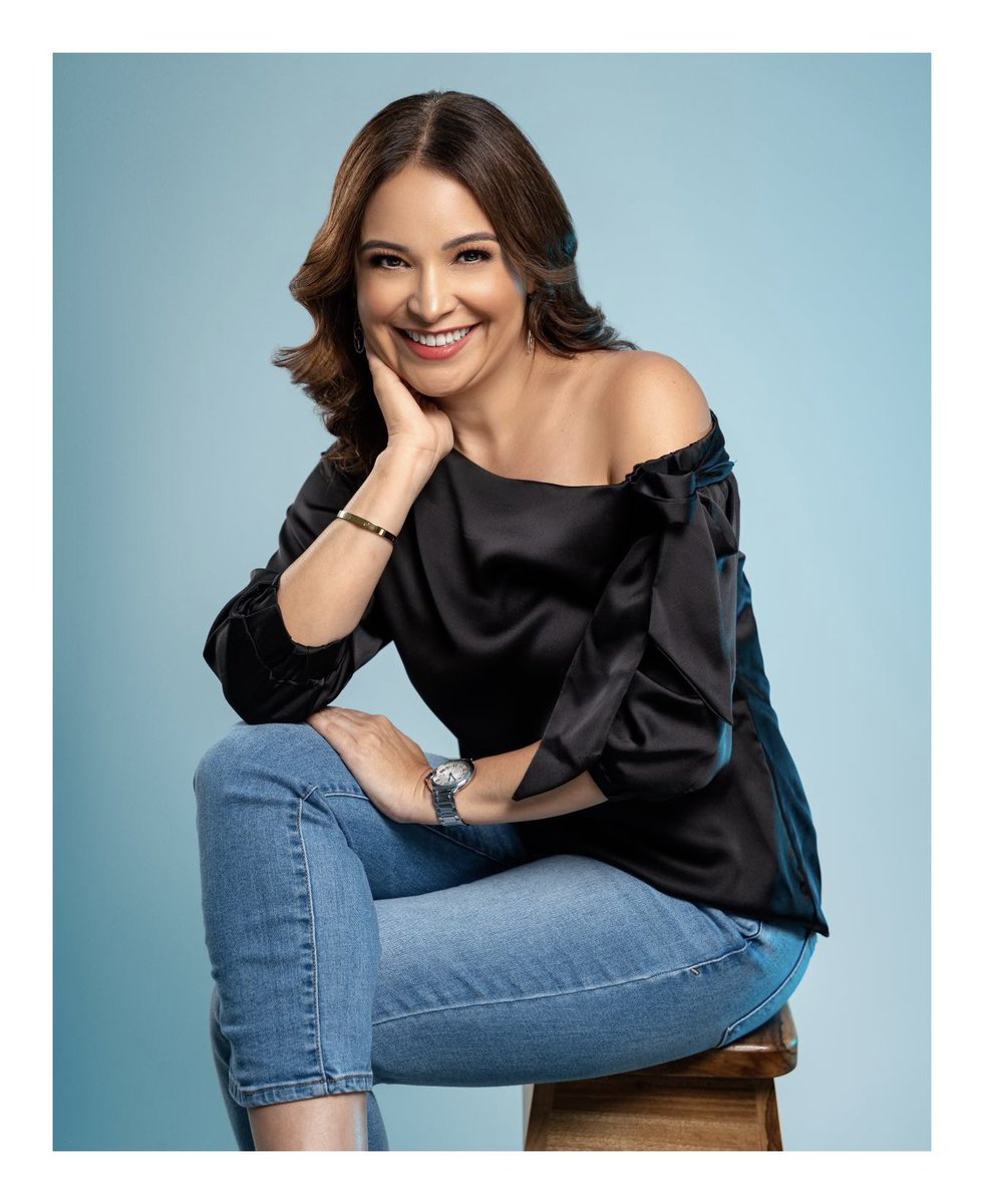 celipizan's tweet photo. Una camisa negra te sacará de muchos aprietos y además te dará un toque sofisticado. Puedes combinarla con jeans, pantalón, falda… realmente es una prenda muy útil. 

Básicos que no pueden faltar 🖤

Amiga y modelo : @gloriaibelis_02 

#celipizan https://t.co/2fEElsFDUF