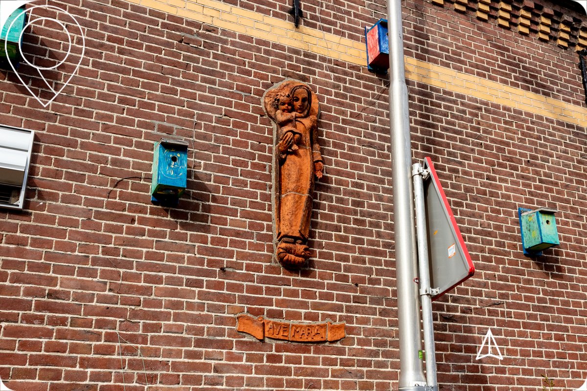 Het Mariabeeld van de hand van Jacques Maris is te vinden in de Boomstraat in Tilburg en is in 1941 geplaatst.

Bekijk hier het monument van de week soeq.nl/monument-van-d…

#Mariabeeld #tilburg #JacquesMaris #Boomstraat