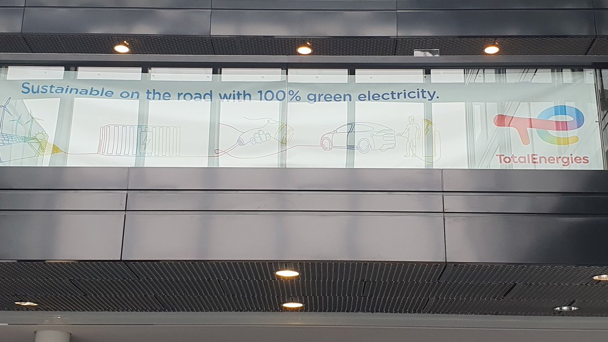 FranzHelms's tweet photo. Heute findet eine Veranstaltung unter Beteiligung von @TotalEnergies im Gebäude der @SZ statt. In DE verleiht sich Total ziemlich erfolgreich einen grünen Anstrich. In FR gibt es aktuell eine Debatte über rücksichtslose Öl-Projekte im Jemen und in Ostafrika. Ein kurzer 🧵 https://t.co/Pb9RHveqtT