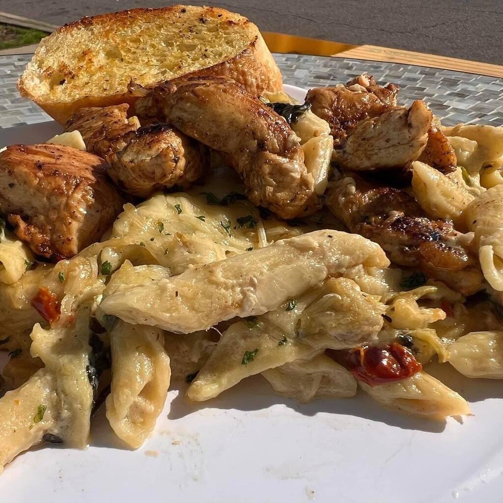 YoMamasMeals's tweet photo. Mama’s Soinach &amp; Artichoke Pasta can be eaten as is or topped with Grilled Chicken or Shrimp!! #MealOfTheDay ORDER ONLINE click link in bio #OrderPayPick https://t.co/0VSodVAVbj