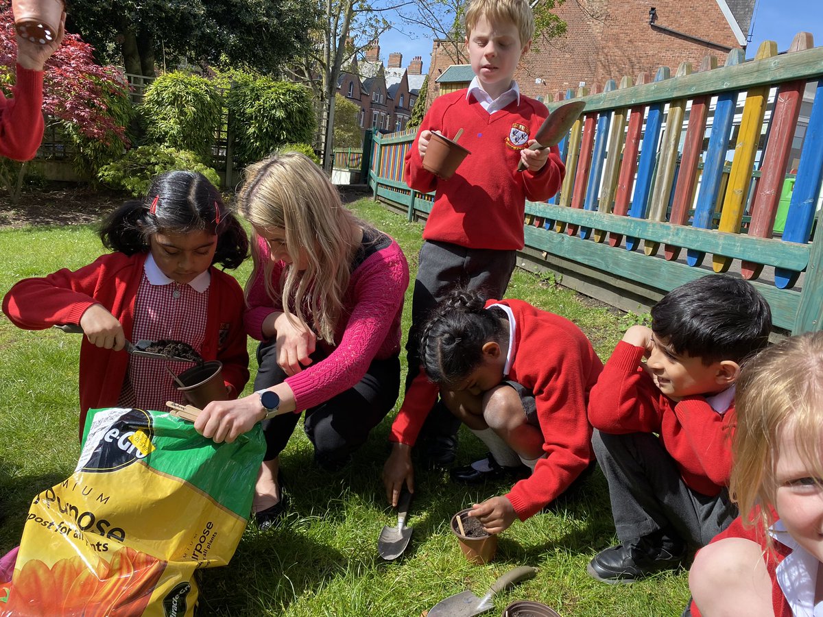 NottsHighIJS's tweet photo. 2M have been investigating the question ‘what do plants need to grow?’ this morning in our Science topic Young Gardeners #somuchscience #somuchmore https://t.co/MkqkTnjinR
