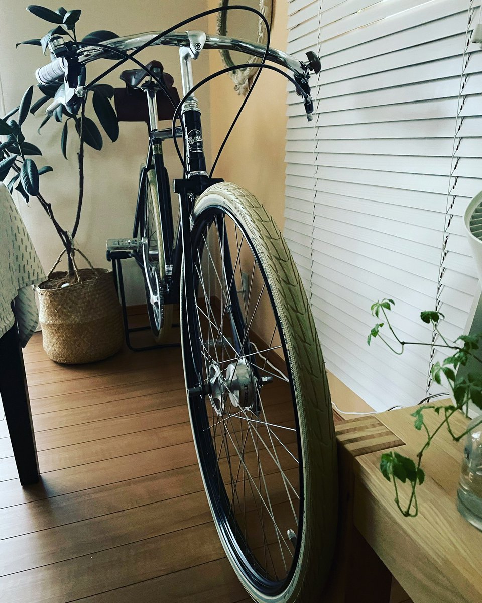 hiro_eagan's tweet image. Bicycle wash here, too.

And now the interior

and more 
Changed from 3 speeds to 5 speeds.

#pashley 
#guv’nor