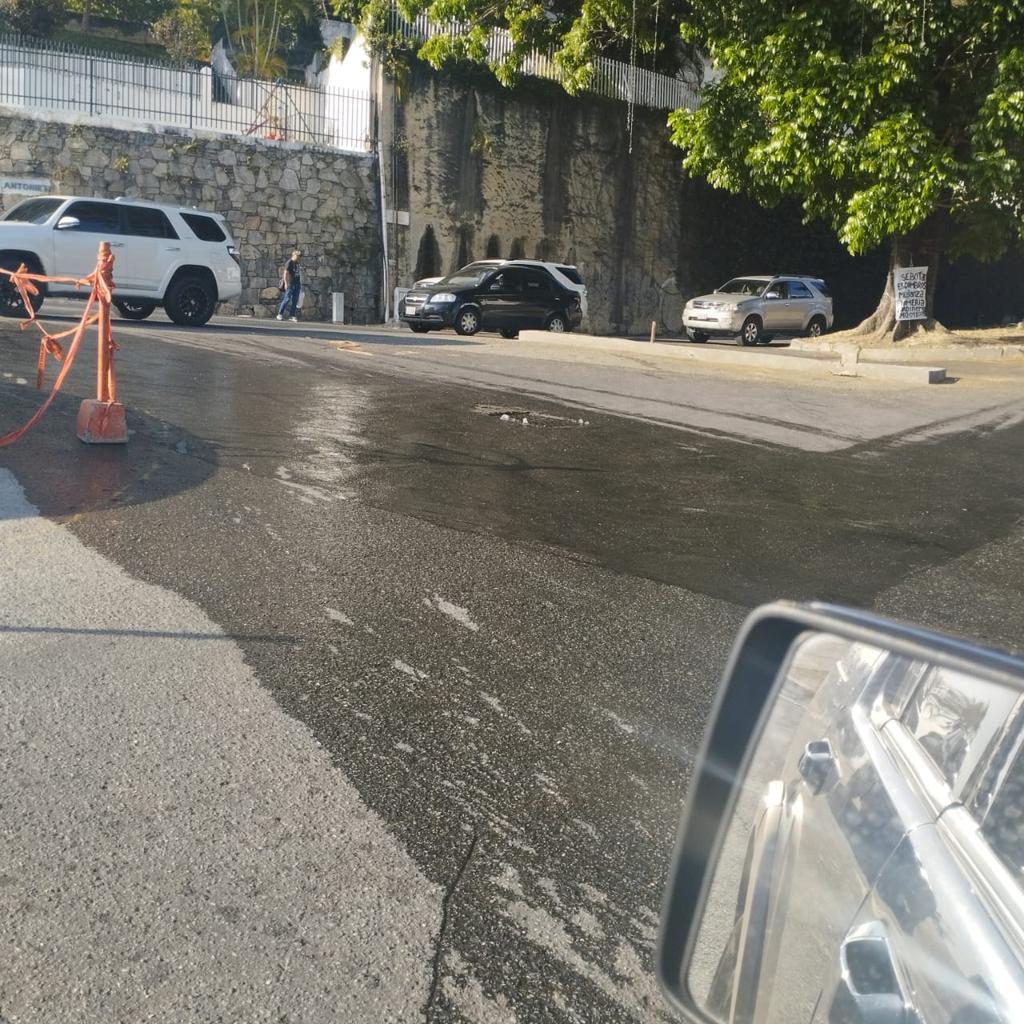 #BotedeAgua intersección los Naranjos a la altura entre Lomas del sol y Casa mall.
#urgeaacción señores <a href="/HidroCapital2/">Hidrocapital</a>