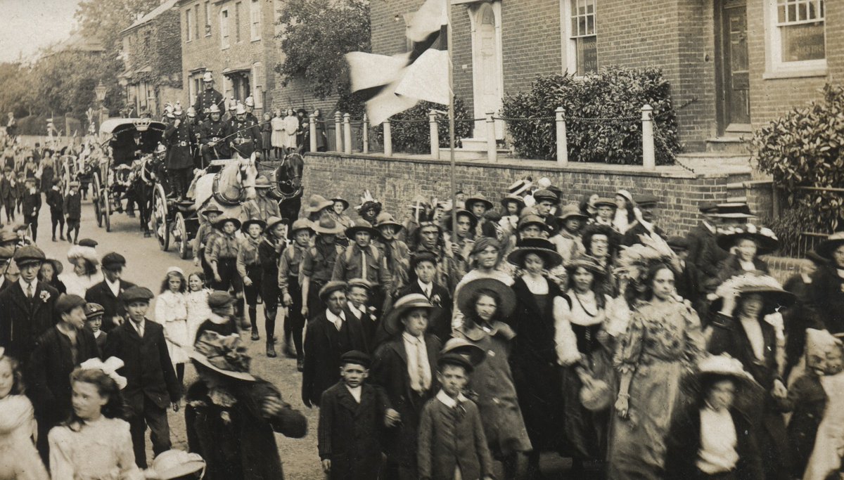 Parade for the #Coronation of George V, 1911, #FennyStratford.

How we preserve MK #memories: livingarchive.org.uk

Buy bargain books: livingarchive.org.uk/.../online-sho…

#placemaking #community #history #miltonkeynes  #britishculture #archive  #CoronationWeekend @CultureMK