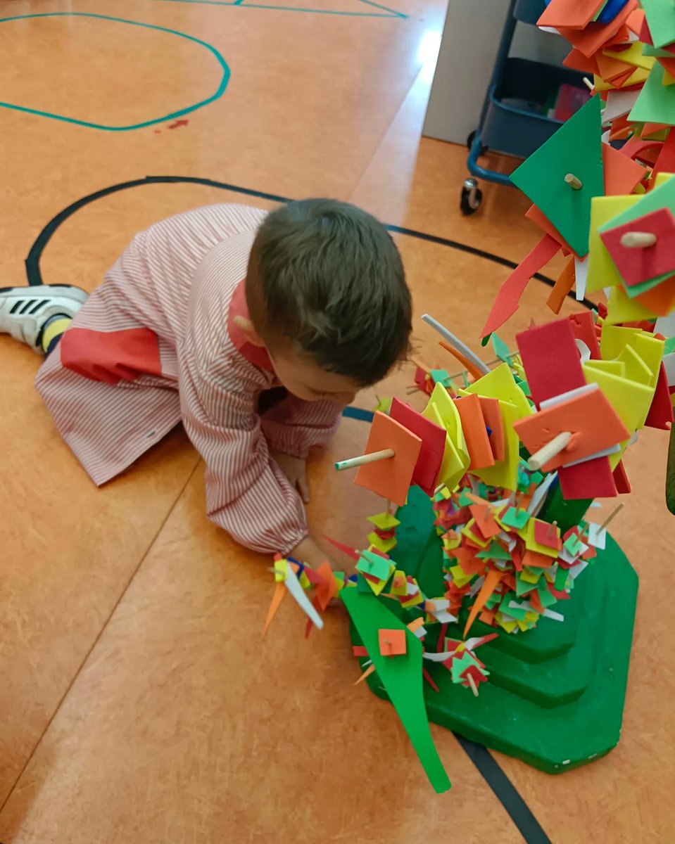 RealejosNazaret's tweet photo. ¡Así de bonita ha quedado la cruz de #EducaciónInfantil ! ¡Elaborada por los más pequeñitos pero la más grande en ganas y buen corazón! ¡Enhorabuena artistas, ha quedado preciosa! #SentimosMayo
.
.
#ColeInnovadores #LookUp #MomentosQueSonRegalos #LosRealejos @aytolosrealejos https://t.co/Mvfy1QfyTM