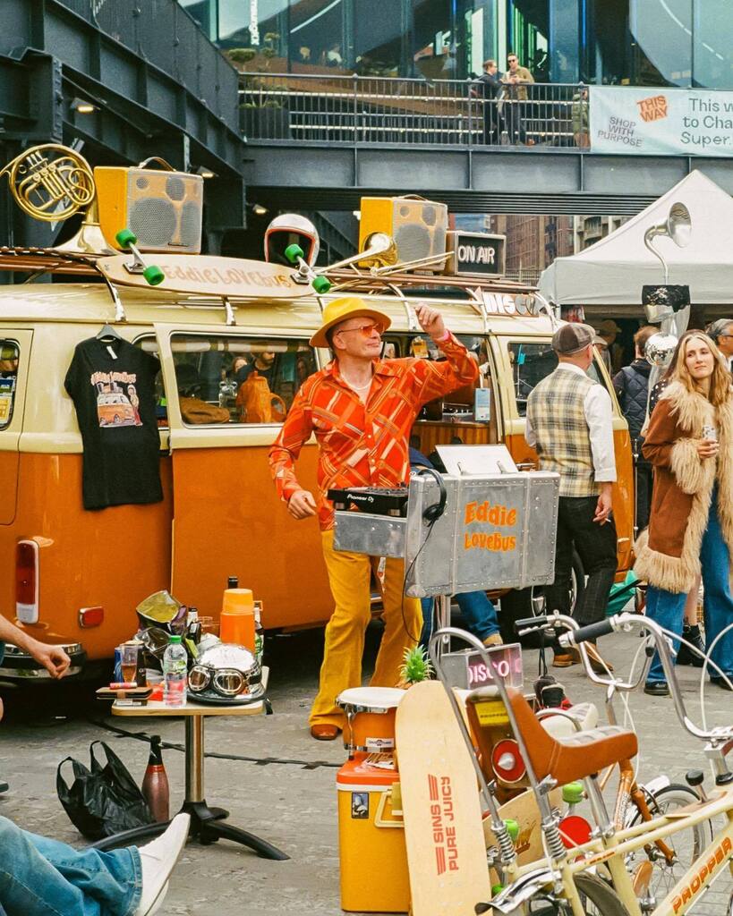 DJ, DJ / / Kings Cross, London / April 2023 / Minolta CLE / Voigtländer 40mm, f1.4 / Kodak Ultramax 400 
.
.
.
#vintagecarbootsalekingscross #theclassiccarbootsale #minoltacle #madewithkodak #streetleaks #fromstreetswithlove #streetclassics #sublimestree… instagr.am/p/CrxX-hIILaK/