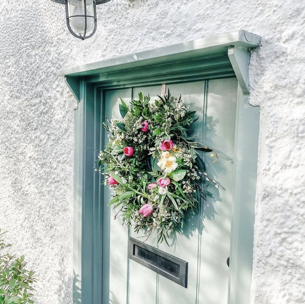 MurtaghDrogheda's tweet photo. The soft, muted hues of Windmill Lane beautifully complement @rhubarbandhare's white exterior walls -  a classic theme for this idyllic cottage 🌸
🟡 info@murtaghsdrogheda.ie
🔵 https://t.co/w00KCAJDQB
☎️(041) 984 3733
#LouthChat #murtaghsofdrogheda @LittleGreene https://t.co/wWqi7ymgmq